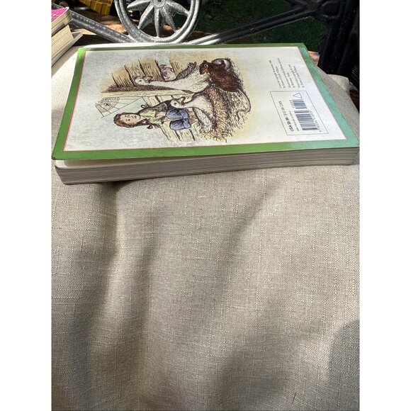 Charlotte's Web: Full Color Edition A Newbery Honor Award Winner, E. B. White - Picture 6 of 7